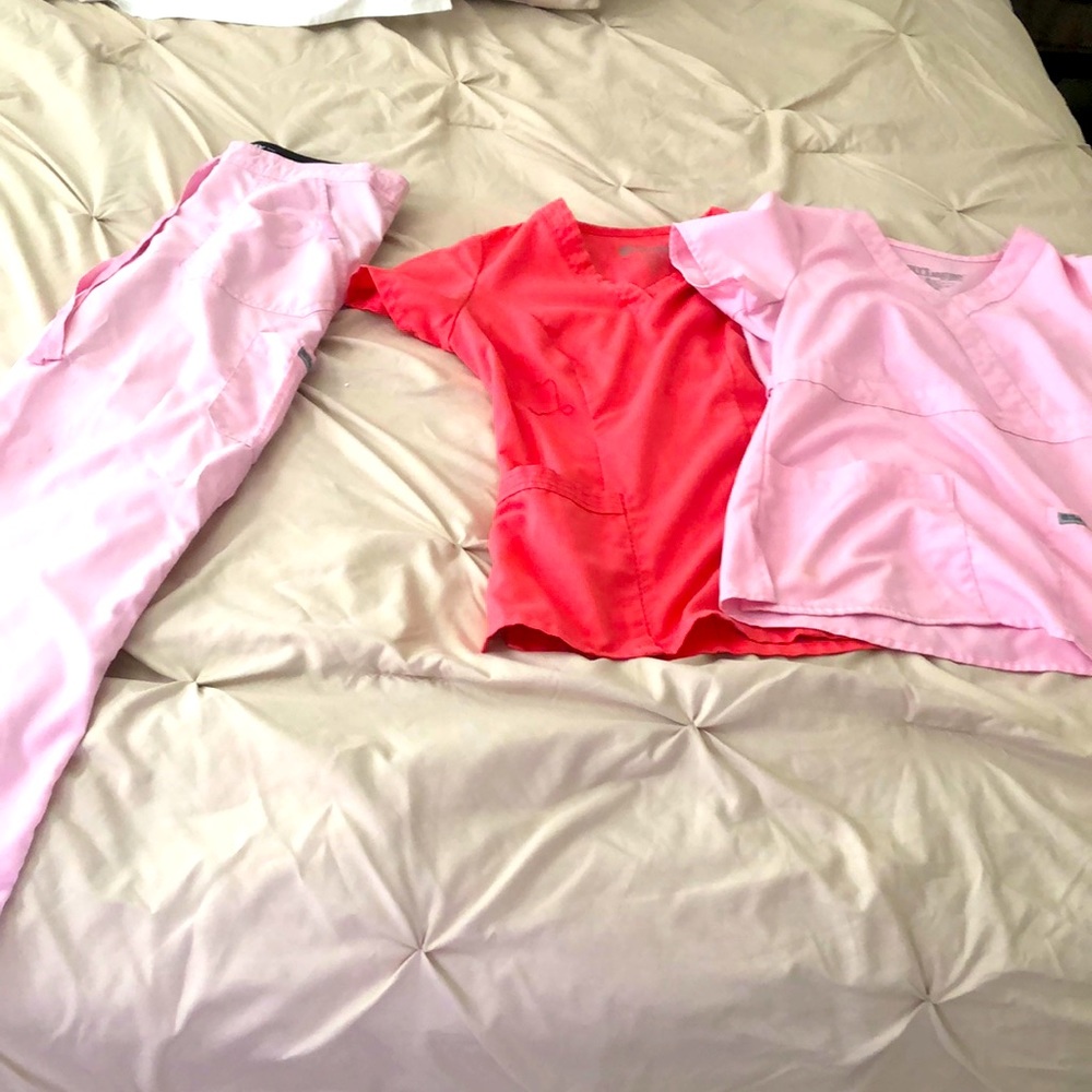 Woman’s grey anatomy scrub set size small xsmall